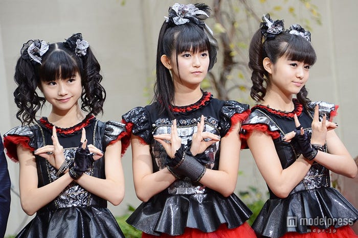 BABYMETAL(左から)YUIMETAL、SU-METAL、MOAMETAL(2015年撮影)(C)モデルプレス
