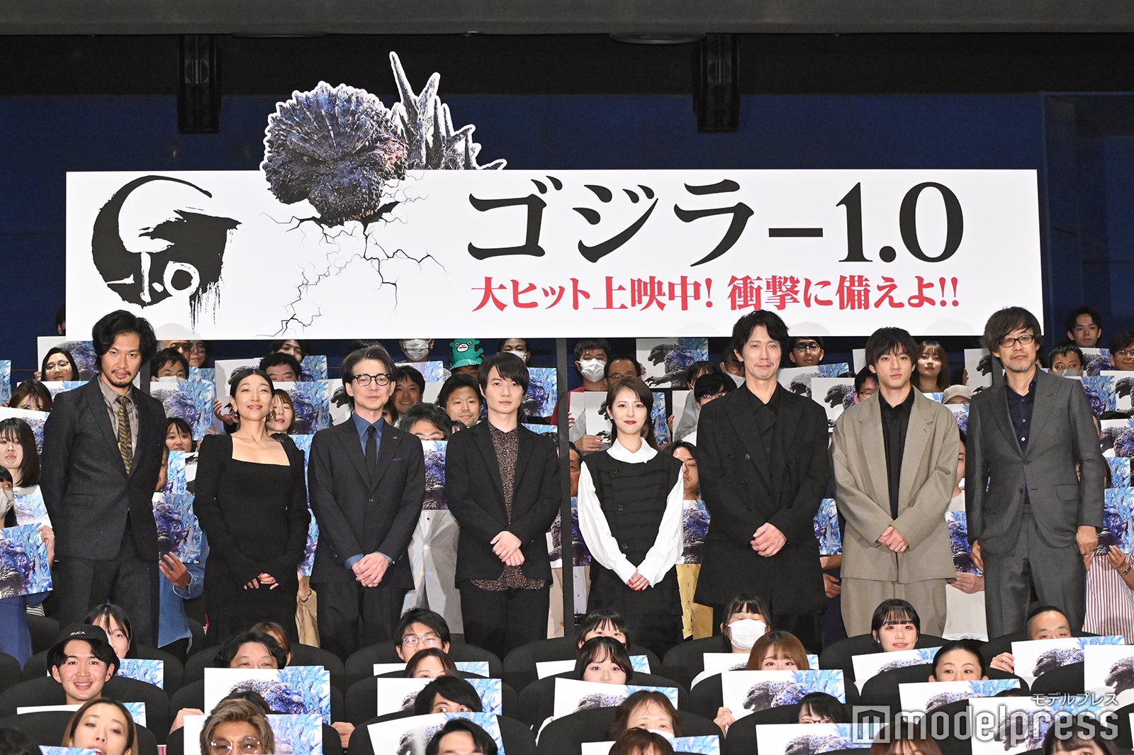 （左から）青木崇高、安藤サクラ、吉岡秀隆、神木隆之介、浜辺美波、佐々木蔵之介、山田裕貴、山崎貴監督（C）モデルプレス