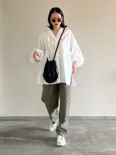 レディース　コーディネート　コーデ　着こなし　トレンド　おしゃれ　お洒落　オシャレ　2023　春　カーゴパンツ　パンツ　ブラス　シャツ　スニーカー
