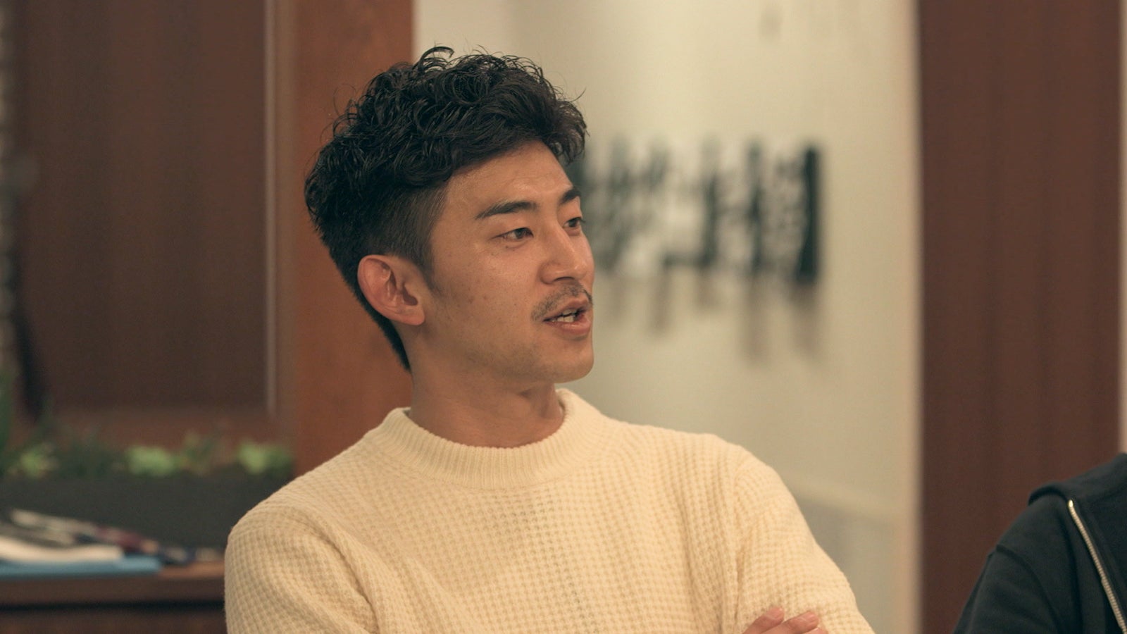 メンバーの前で安未をデートに誘う翔平「TERRACE HOUSE OPENING NEW DOORS」12th WEEK（C）フジテレビ／イースト・エンタテインメント