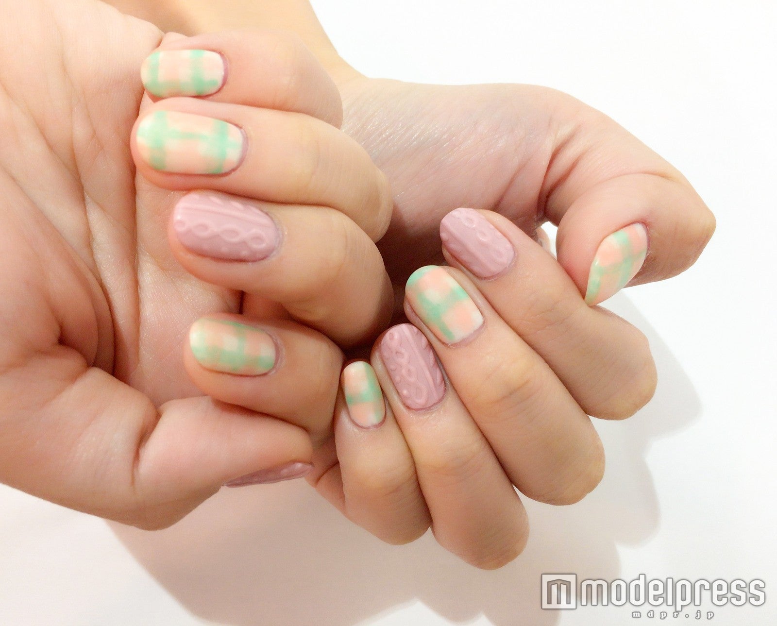 手元を見るたびに春への期待が高まりそう（C）モデルプレス