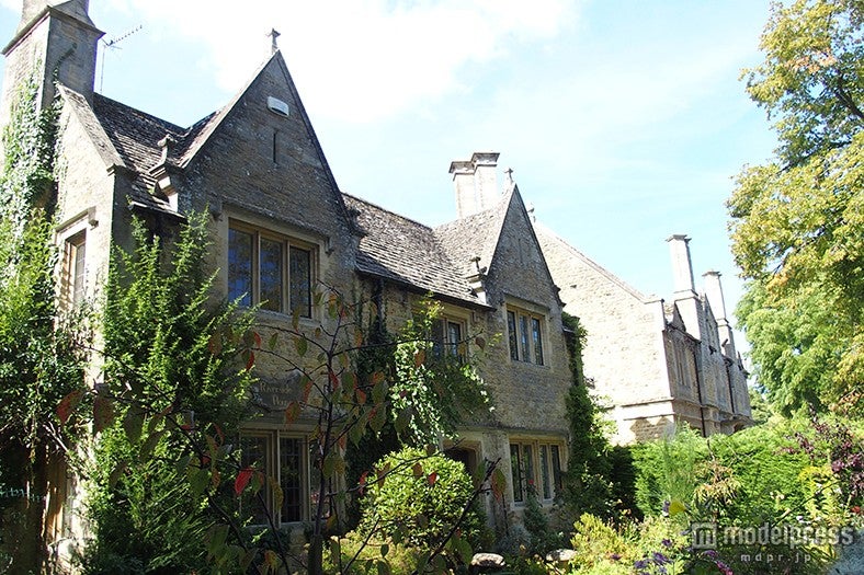 童話の様な可愛い街並みが広がるコッツウォルズ（C）VisitBritain／BOW10