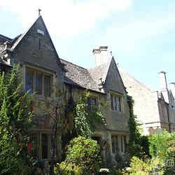童話の様な可愛い街並みが広がるコッツウォルズ(C)VisitBritain/BOW10