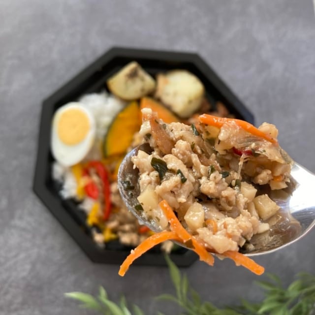 スプーンですくった成城石井の鶏ひき肉のピリ辛ガパオライス