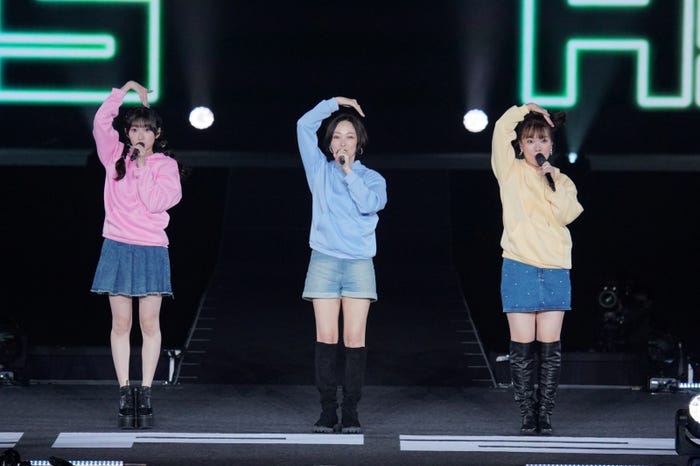 宮本佳林、市井紗耶香、保田圭「Hello! Project 25th ANNIVERSARY CONCERT」(提供写真)