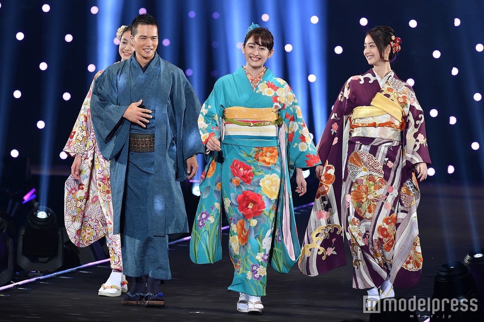 （左から）宮野陽名、市原隼人、早見あかり、佐々木希（C）モデルプレス