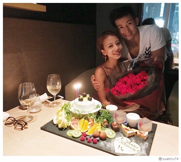 あびる優、誕生日に「いつぶりかわからない夫婦時間」 バラの花束贈られる