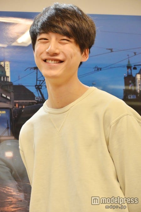 坂口健太郎、癒されると話題の“塩スマイル”