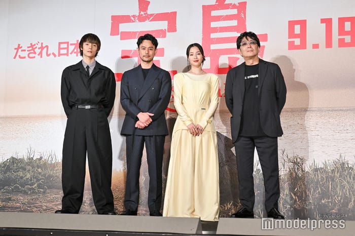 (左から)窪田正孝、妻夫木聡、広瀬すず、大友啓史監督(C)モデルプレス