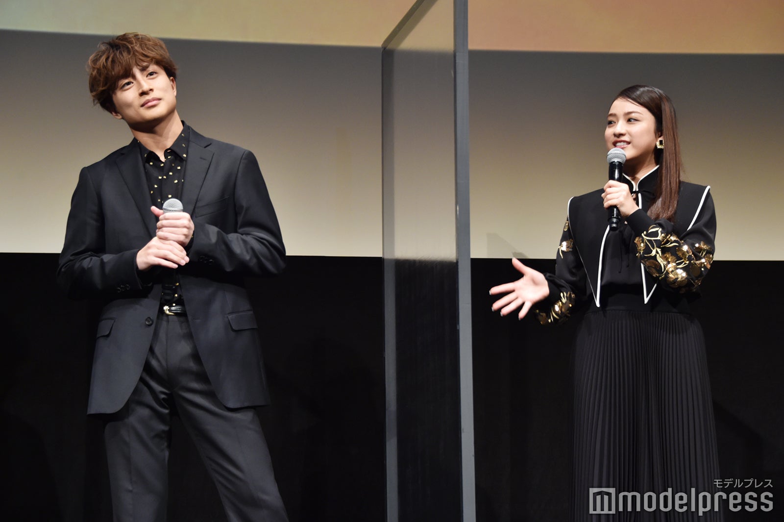 平祐奈から現場での振る舞いを絶賛され照れている白濱亜嵐（C）モデルプレス