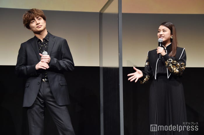 平祐奈から現場での振る舞いを絶賛され照れている白濱亜嵐(C)モデルプレス