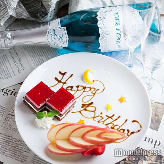 記念日には「特製アニバーサリープレート」と「スパークリングワイン（ボトル）」が貰える※要予約／画像提供：Globridge