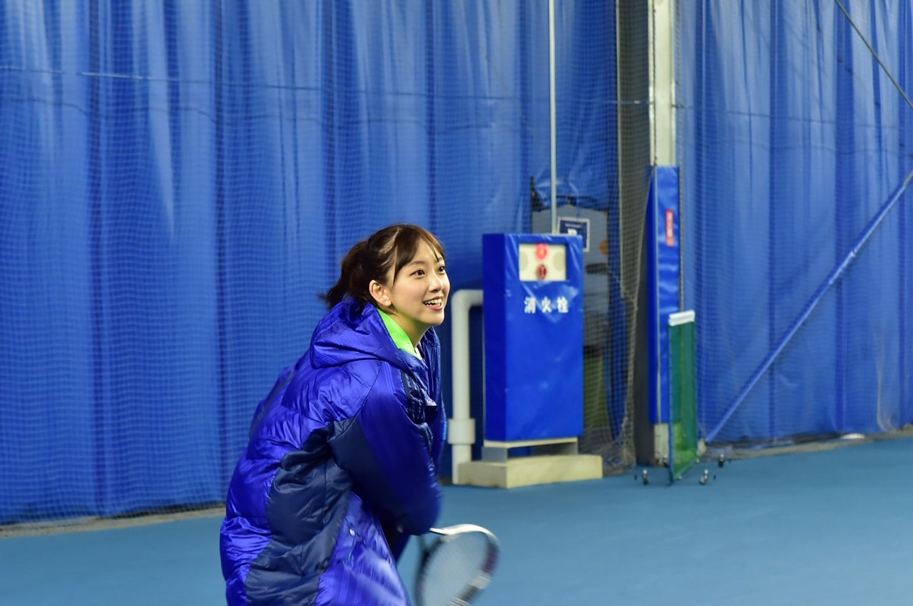 テニス対決で奮闘する堀未央奈 （画像提供：TBS）