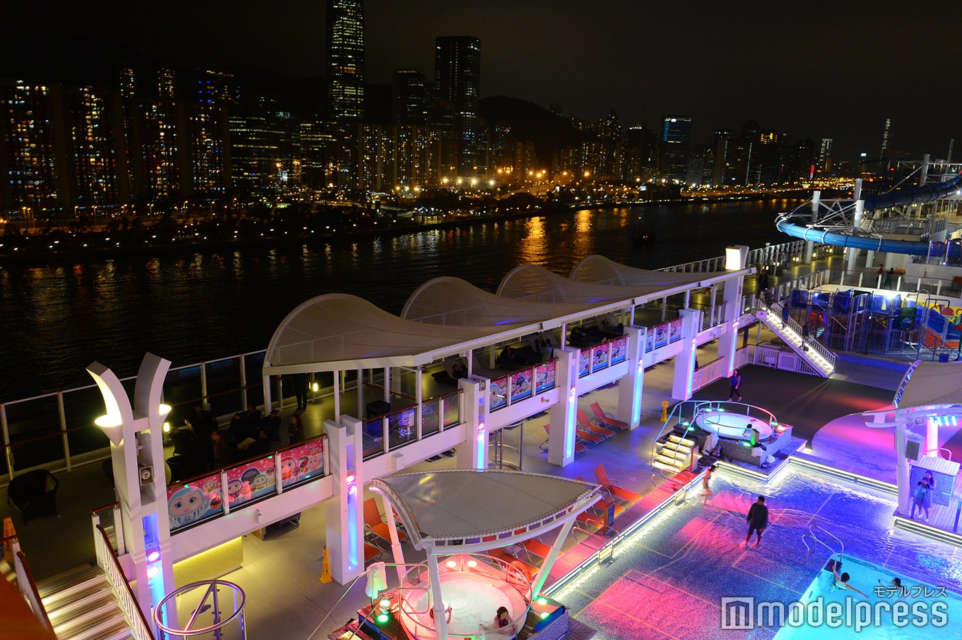 夜景とナイトプールのコラボは香港ならでは（C）モデルプレス