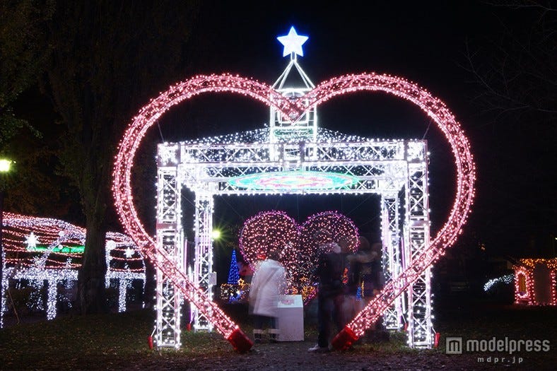 ラブリーなハートイルミに胸キュン 70万球の光が生み出すイルミ空間に心ときめく