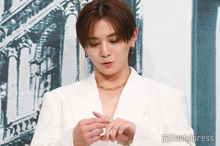 着用したリングを愛おしそうに見つめる山田涼介(C)モデルプレス