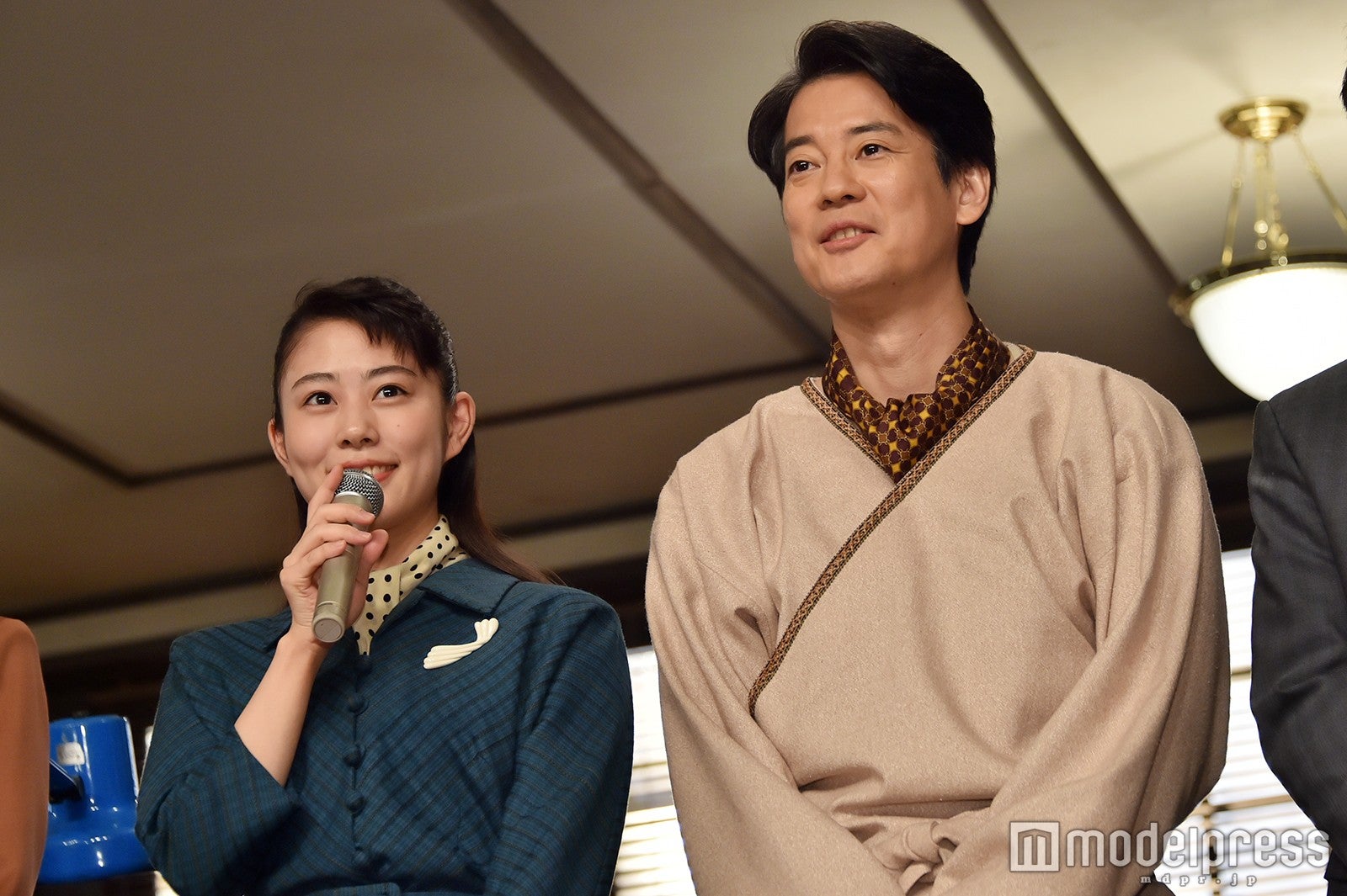 唐沢寿明がスカートにルーズソックス？高畑充希と仲良し2ショットに反響