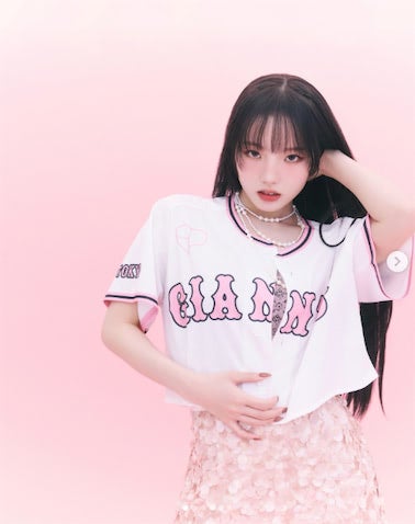 本田真凜、巨人×BLACK PINKコラボグッズのモデルに就任 「網タイツ最高にかわいい」絶賛続出