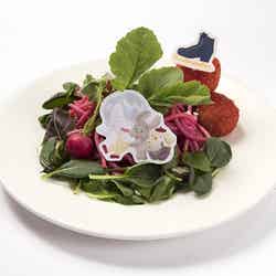 ヴィクトルとポムポムプリン&マッカチンのビーツ畑のペペロンチーノ 1,690円(税抜)/画像提供:三越伊勢丹ホールディングス