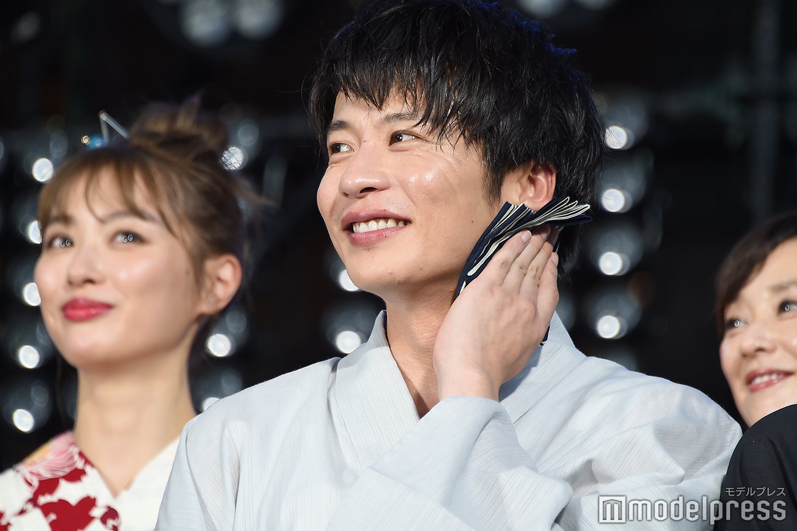 汗を拭う田中圭パート2（C）モデルプレス