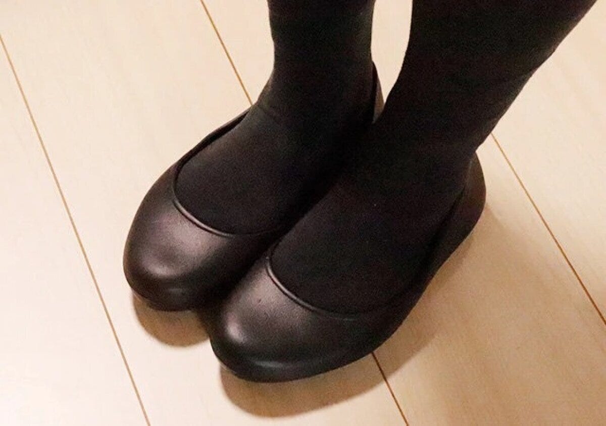 ダイソー　EVAパンプス（黒、22cm－23cm）　着用例