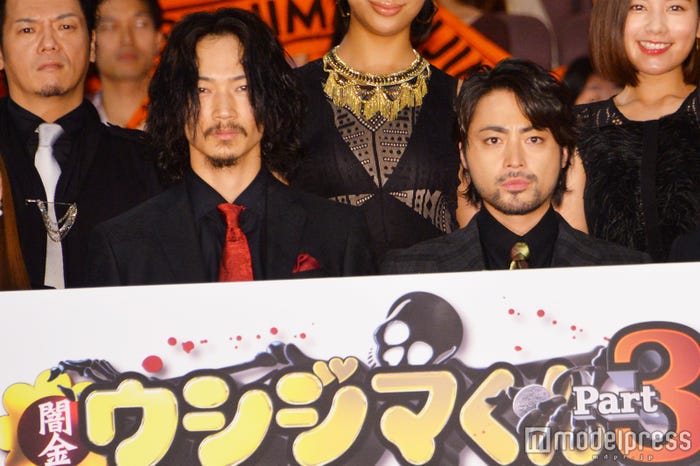 (左から)綾野剛、山田孝之(C)モデルプレス