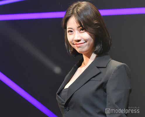 鈴木ふみ奈、胸元のぞくセクシー衣装着こなし<FASHION LEADERS 2022>