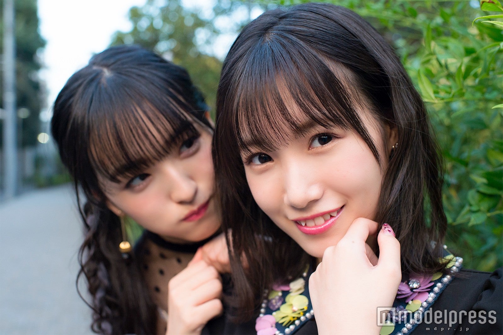 田島芽瑠＆朝長美桜 （C）モデルプレス