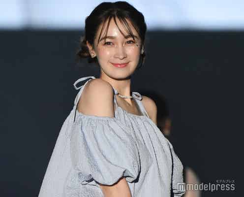 藤井サチ、ミニ丈コーデで素肌見せ「美脚」「爽やか」と反響