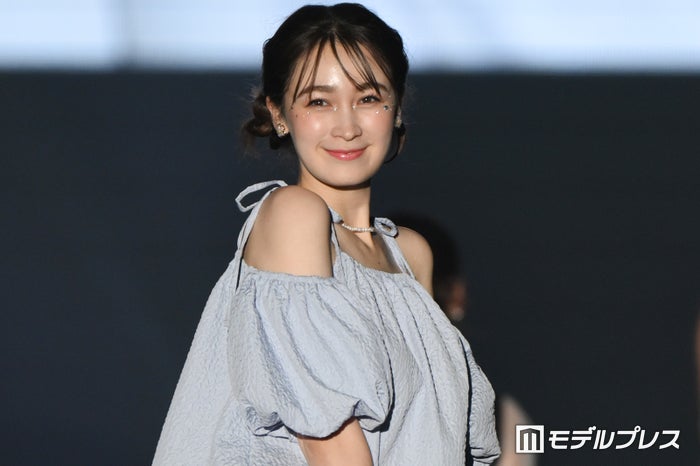 藤井サチ、ミニ丈コーデで素肌見せ「美脚」「爽やか」と反響
