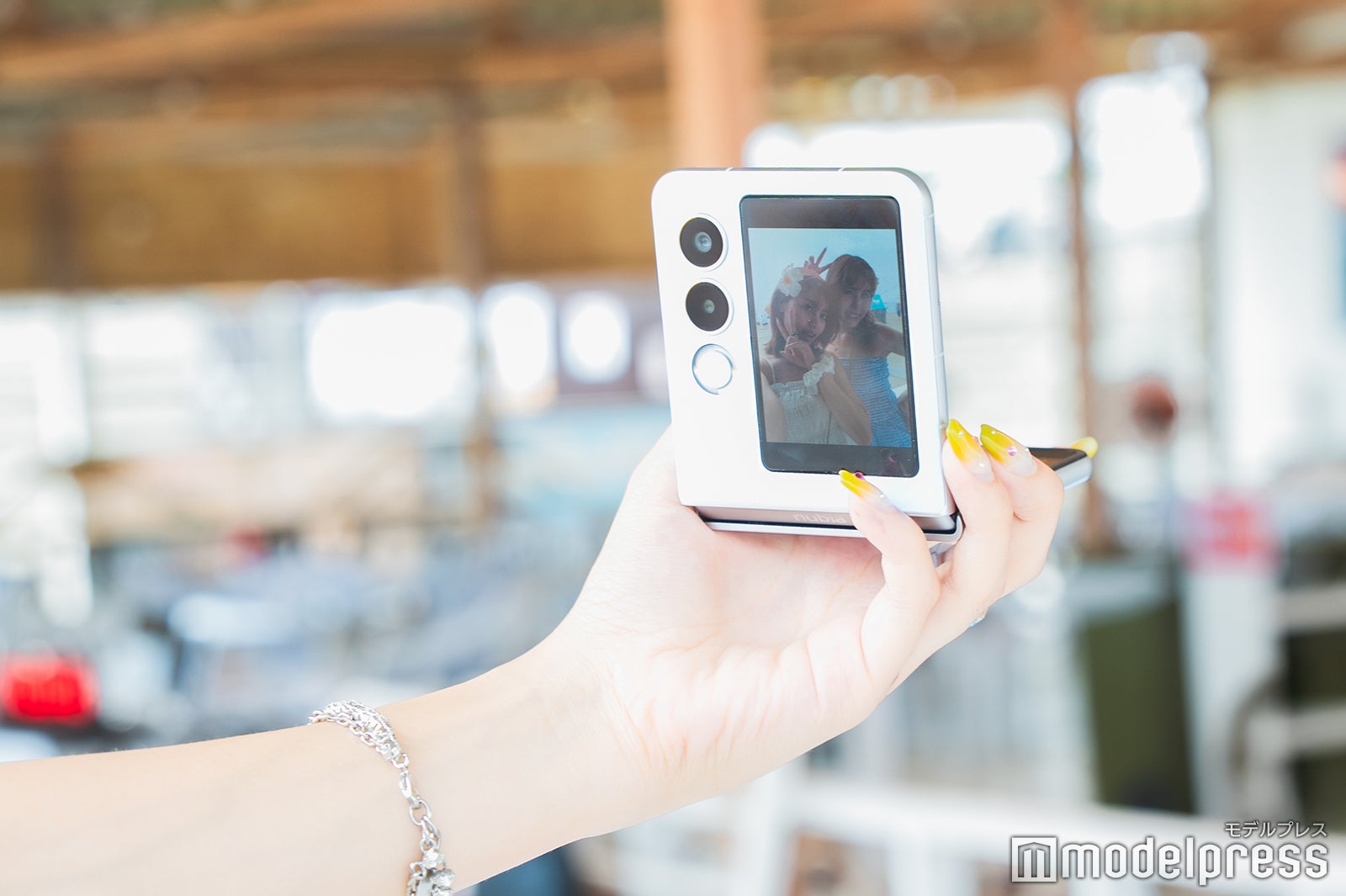 背面のモニターにも映るnubia Flip2（C）モデルプレス