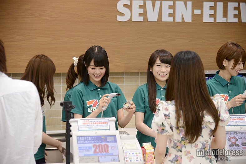 左から：生田絵梨花、秋元真夏、橋本奈々未