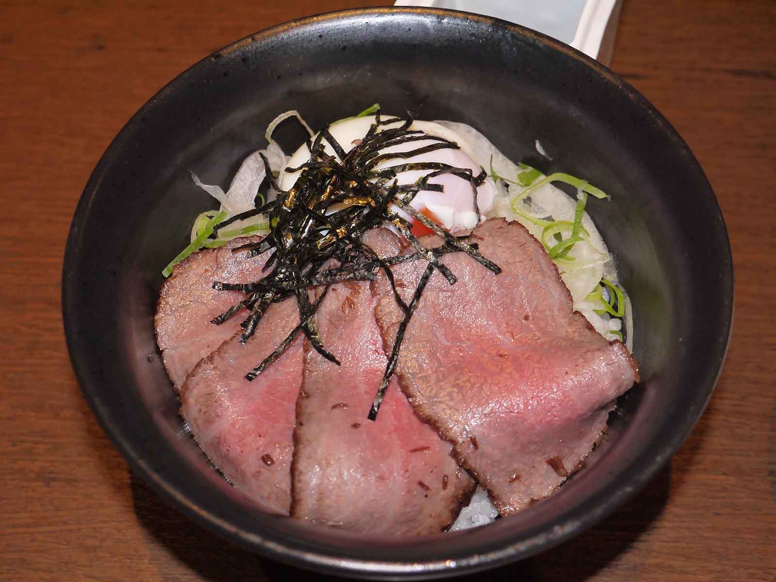 但馬牛のローストビーフ丼-朝倉山椒添え／画像提供：株式会社東京ドーム