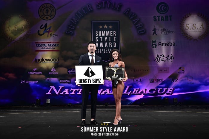 金子賢、ビキニモデル優勝・酒井春奈さん (提供写真)