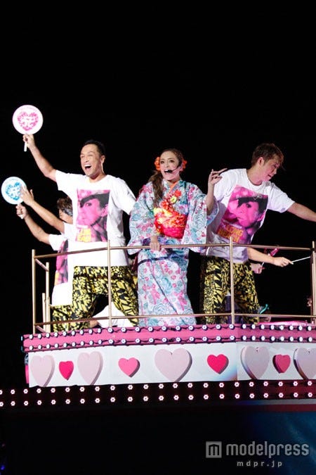 浴衣姿でトロッコに乗り込み、スタジアムを一周