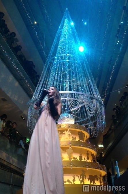 真崎ゆか、カップルの前で「不幸失恋ソング」を熱唱