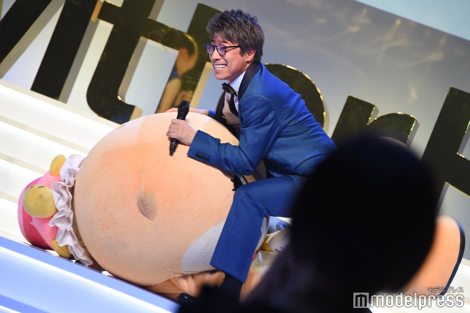 荒ぶるちぃたんを取り押さえる田村淳 （C）モデルプレス