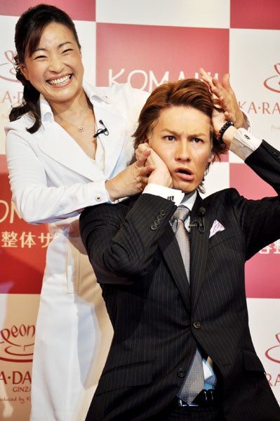 KOMAKI先生の施術を受けるJOY