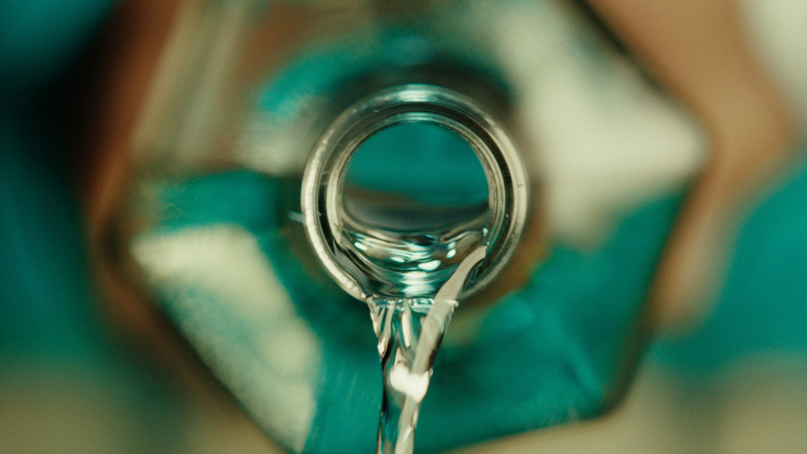 「平野紫耀はじめての翠ジンソーダ」篇より（提供写真）