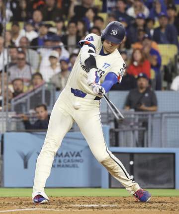 大谷翔平 第4打席は二ゴロ 内角球にバットが真っ二つ 折れたバットの先も二塁付近まで飛ぶ