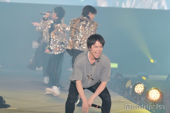 1人だけジャケットを脱ぎ捨てていた重岡大毅(C)モデルプレス
