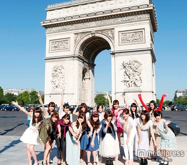 乃木坂46（フランス・凱旋門前）