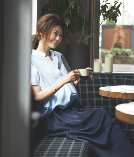 ブラウス¥6,900/OSMOSIS ロングスカート¥1,990/GU ネックレス、バングル/スタイリスト私物(C)TOPLOG