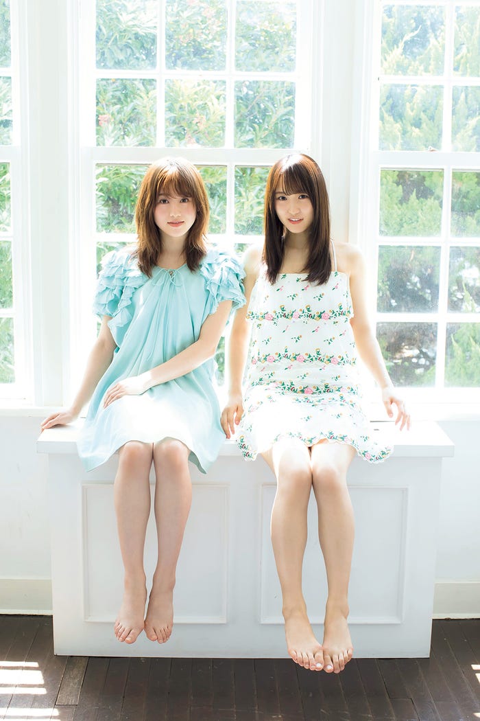 (左から)守屋茜、菅井友香(C)LUCKMAN、光文社