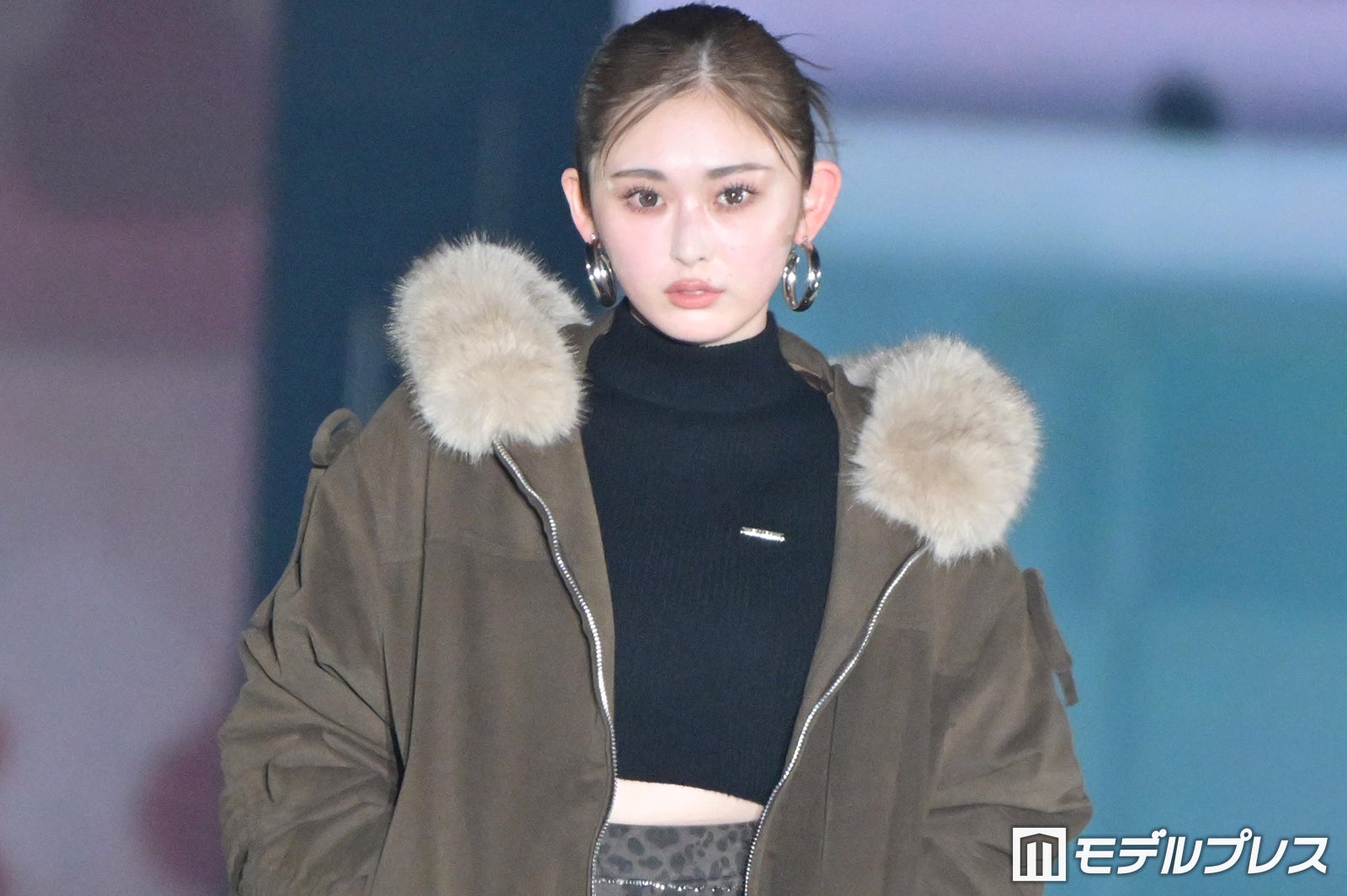 ゆうちゃみ、ショート丈トップスで美ウエストちらり「圧巻のスタイル」「何頭身？」と話題【ガルアワ2026A/W】