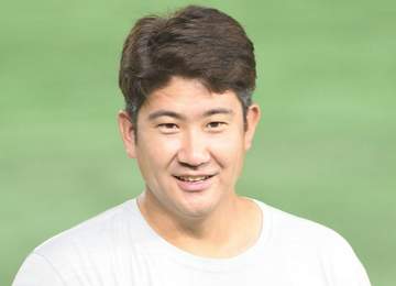 菅野智之 懐かしの巨人助っ人と2ショ「さあ誰でしょう？！」にビビる大木も「ひょえー！マギーとは！！！」2桁勝利達成後にブ軍OB戦 背番号14ユニ姿で