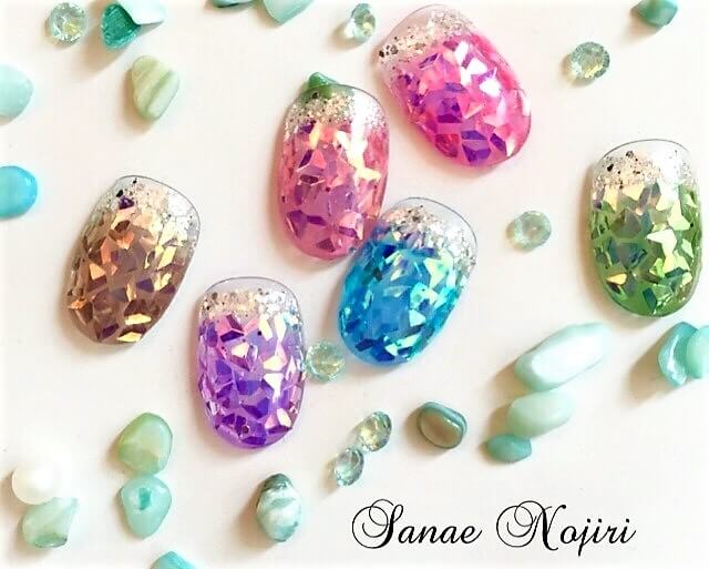 ミラーのように光る　立体のホログラム