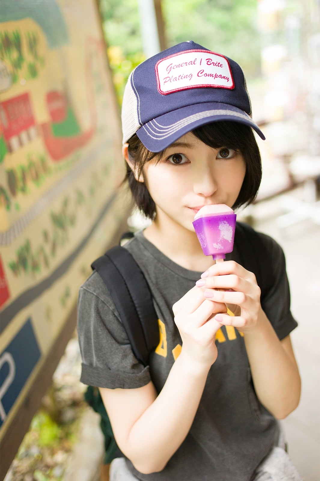 滝を見に渓谷に行った時のもの／『浜辺美波写真集voyage』より（写真提供：KADOKAWA）