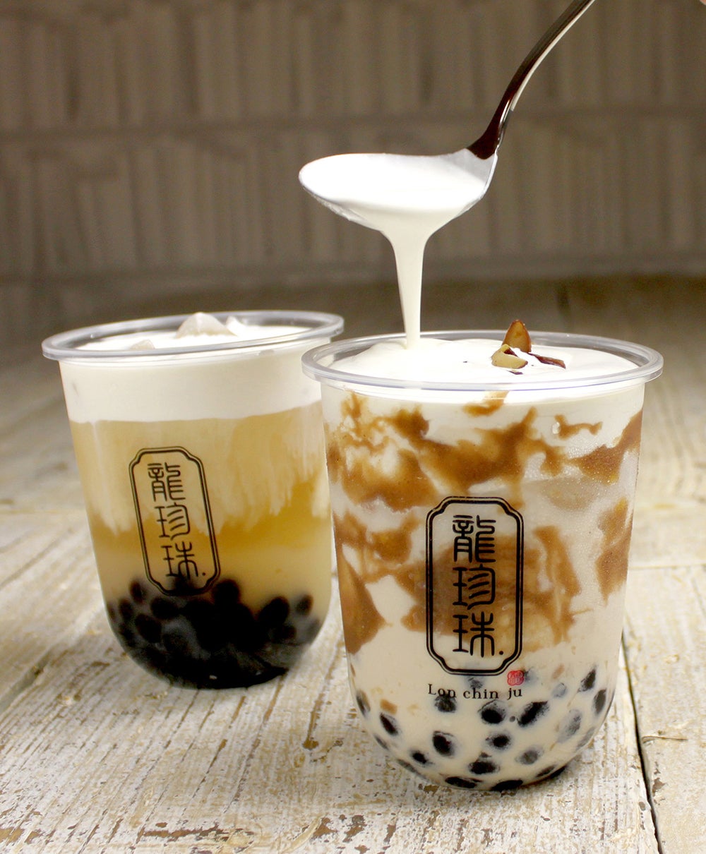 左から：ピーチ凍頂烏龍茶のチーズミルクフォーム黒糖渋皮栗のタピオカチーズミルクフォーム