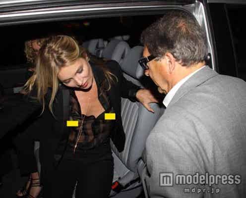 ケイト・モス、ミラノでポロリ